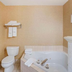 King Suite Whirlpool Non-Smoking